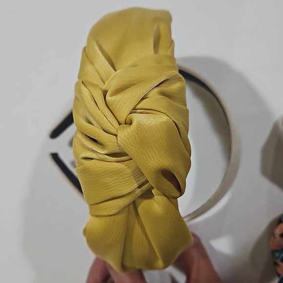 4 piece hair accessory set; Headband 2pc & Scrunchies 2pc. - Picture 3 of 11